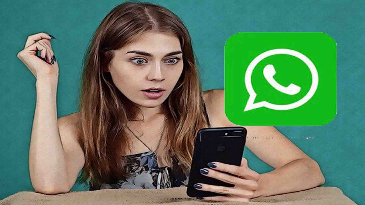 Girl Chatting WhatsApp Group Link